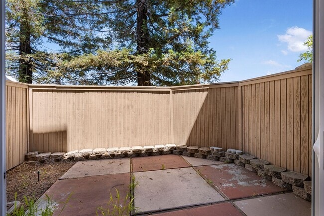 Building Photo - Spacious 2BR/2.5BA Townhome in Prime Milpi...
