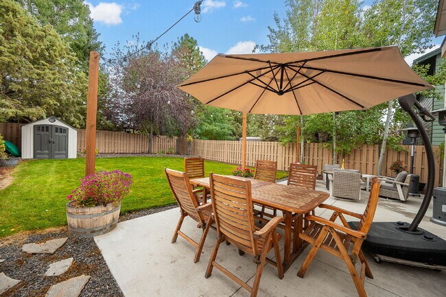 Building Photo - Spacious 4-bed Home with High Ceilings