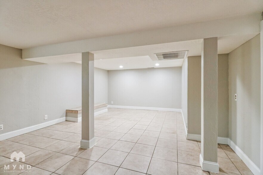 Building Photo - 381 Marquette Dr