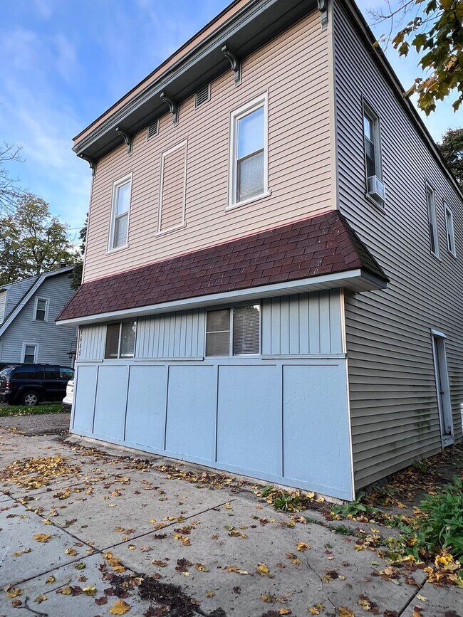 Building Photo - 1645 Coit Ave NE