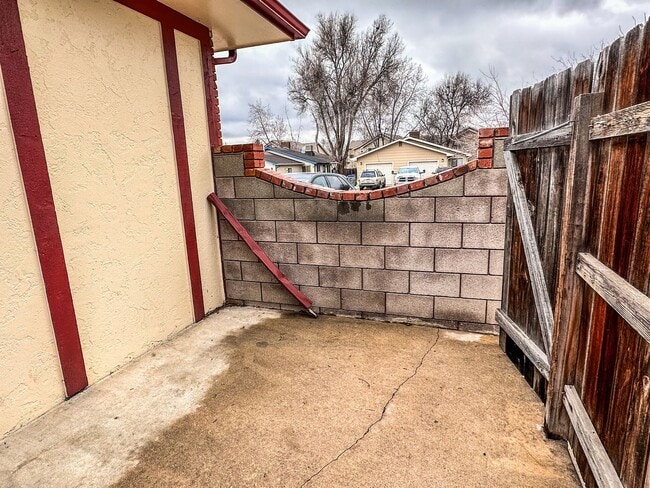 Building Photo - Large Updated 3-Bed 2-Bath Townhome w/ Gar...