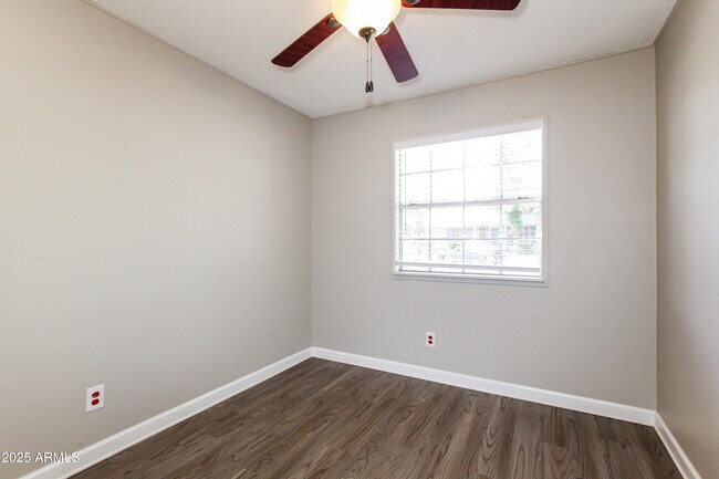 Building Photo - 9007 W Cinnabar Ave