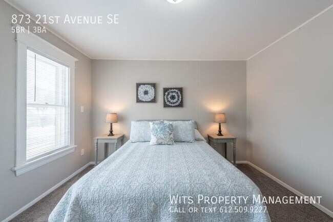 Building Photo - 873 21st Ave SE