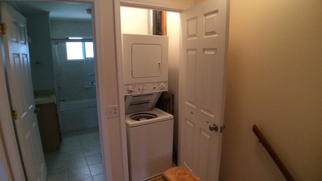 Building Photo - Blacksburg 2 Bedroom Townhouse- Available in July 2025