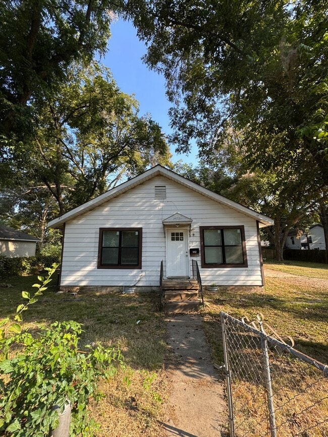 Building Photo - 3 Bedroom / 1 Bath Available Now in Jonesboro
