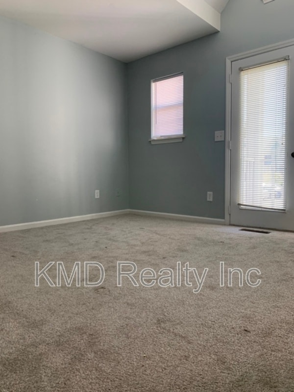 Building Photo - 7332 Mdw Gln Dr