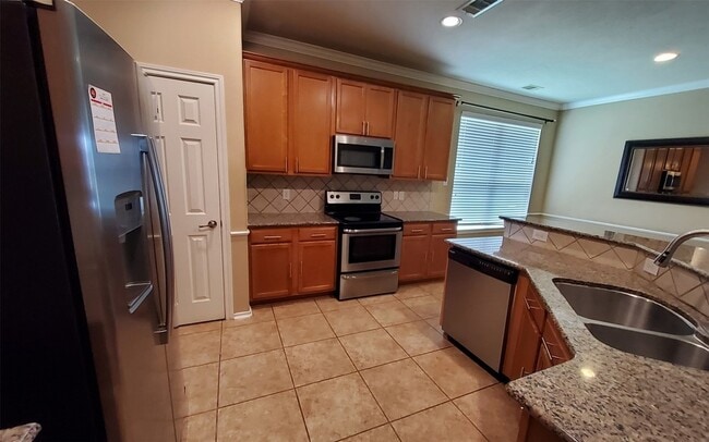 Building Photo - 25047 Lenora Dr