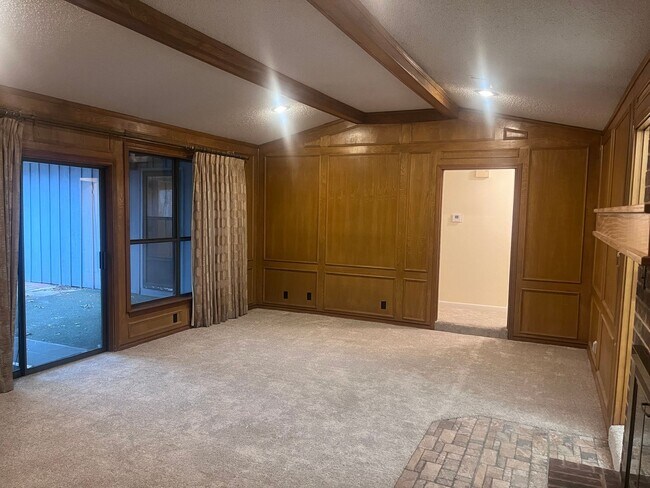 Building Photo - Brick 3/2/2 in Nice Denison Neighborhood O...