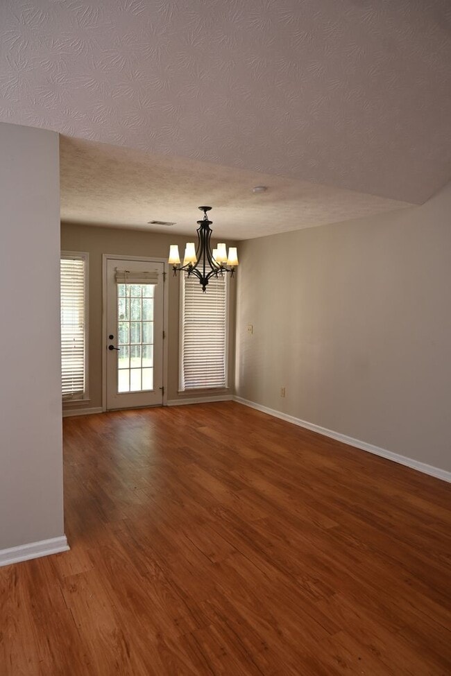 Building Photo - NE-Columbus-3 Bedrooms & 2 full Baths-Move-In Ready