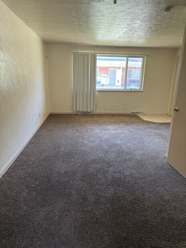 Building Photo - 23921 Banbury Cir
