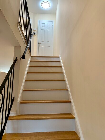 Building Photo - 1702 Regents Ct