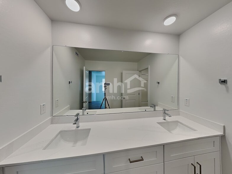 Building Photo - 9727 W Parkway Dr