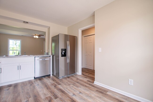 Building Photo - Pet Friendly Two Bedroom!