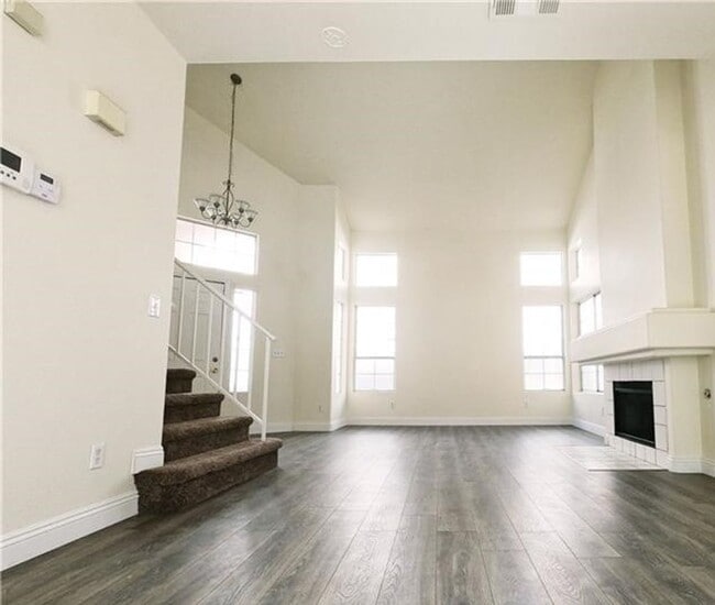 Building Photo - 4 Bedroom!  Buffalo & Smoke Ranch Area!