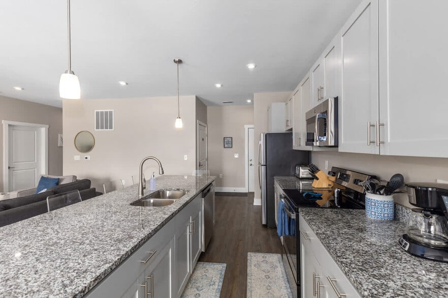 Building Photo - 3938 Pinot Dr