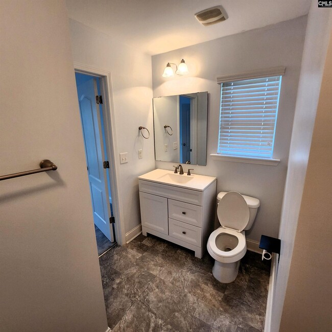 Building Photo - 330 Large Oak Loop