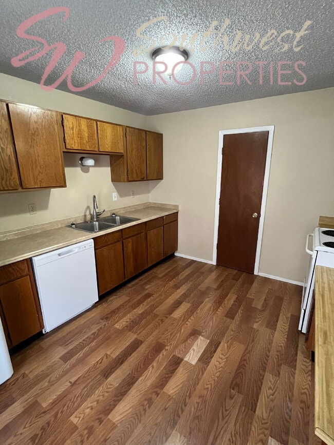 Building Photo - Move in Ready 2 bedroom 1 bath apartment -- Walk to Campus!