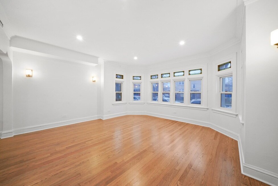 Building Photo - 2737 W Lunt Ave