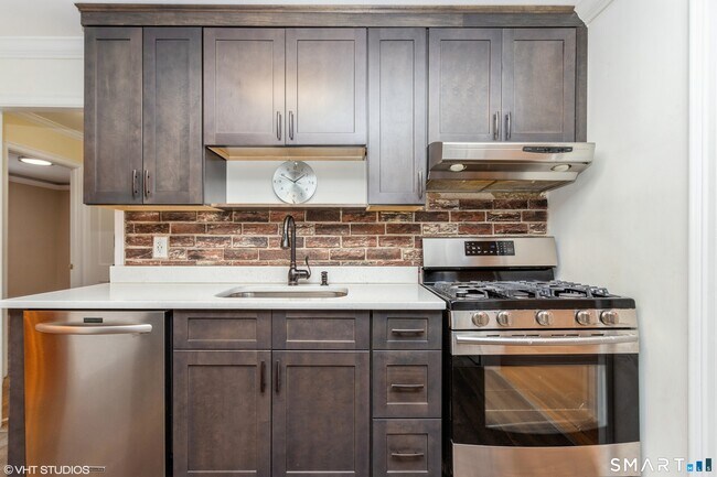 Building Photo - 680 Queen St