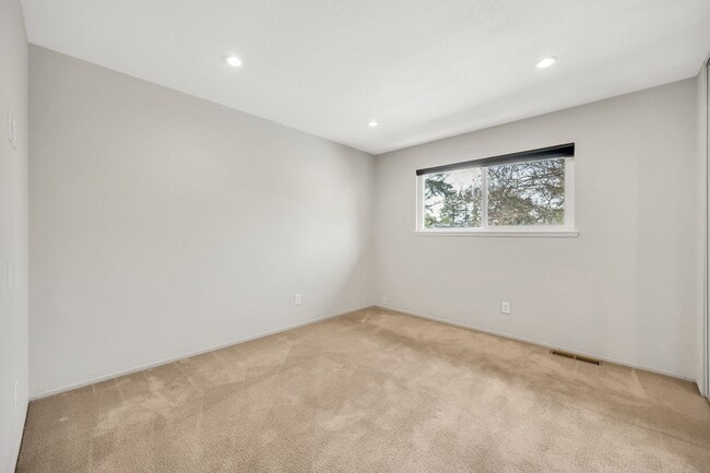 Building Photo - Spacious 4-Bedroom, 2.5-Bath Townhouse Clo...