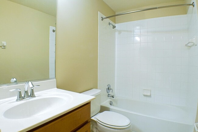 Building Photo - Spacious Townhouse in a Gated community in...