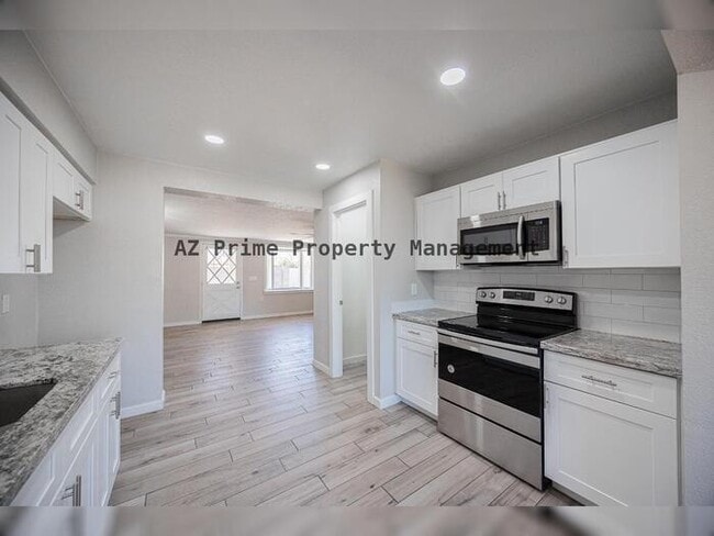 Building Photo - 452 S Mulberry