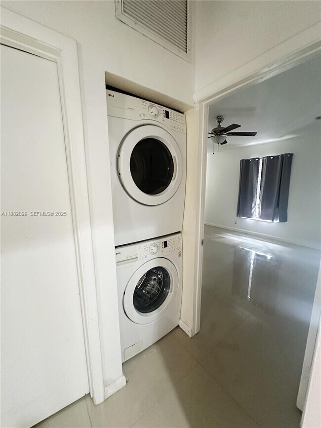 Building Photo - 313 Hendricks Isle