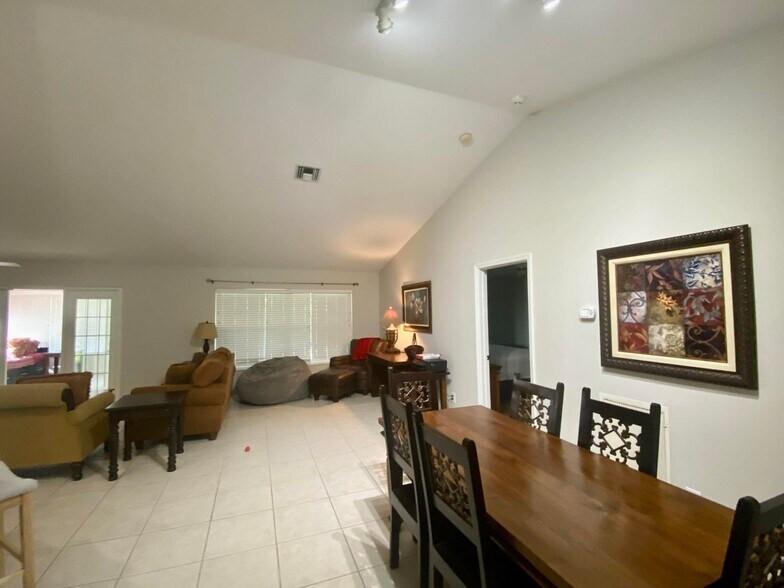 Building Photo - 1094 Raintree Ln