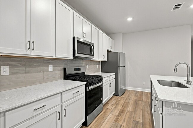 Building Photo - 163 E Millbrook Dr