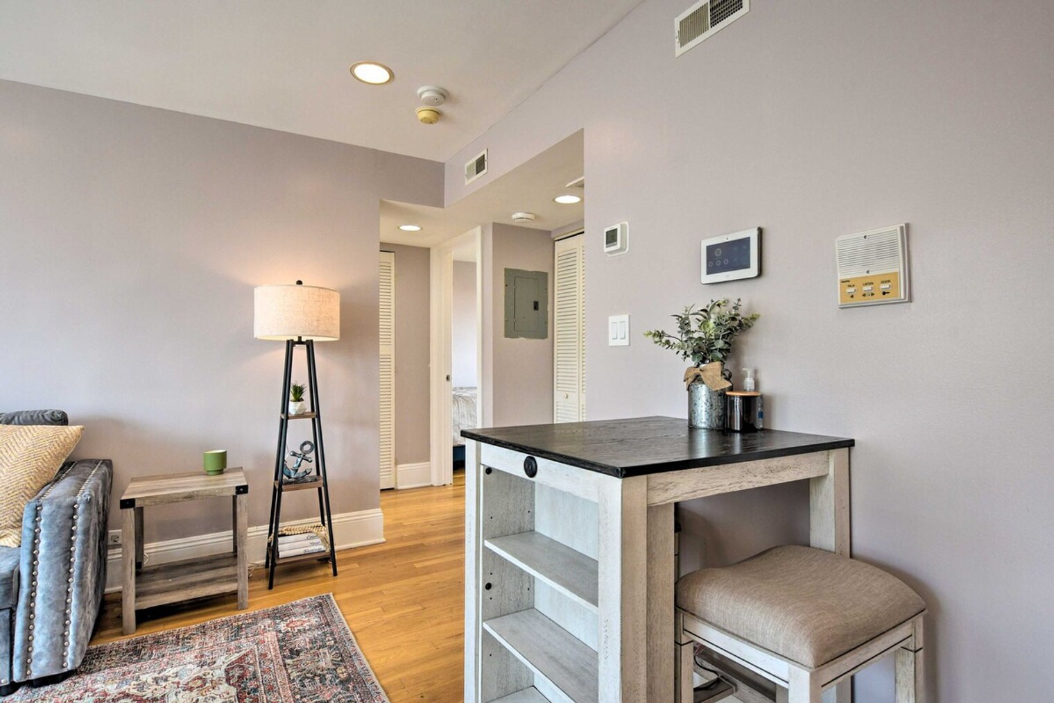 Building Photo - 7423 N Sheridan Rd