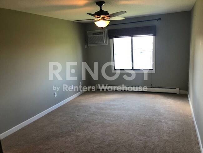 Building Photo - Very Nice 2BD/2BA Condo In Roseville!!!
