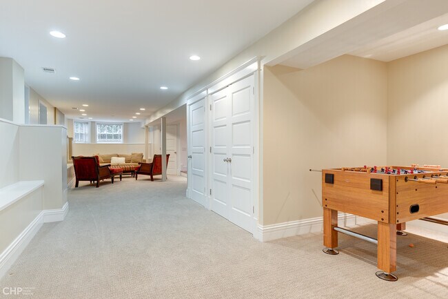 Building Photo - 2663 N Marshfield Ave