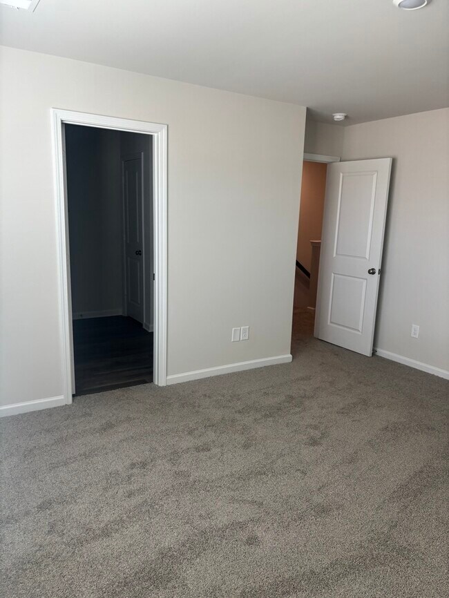 Building Photo - SPacious 3 bedroom 2 1/2 bath home