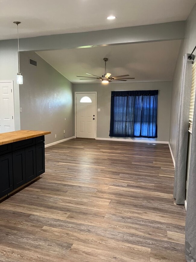 Building Photo - Home for lease