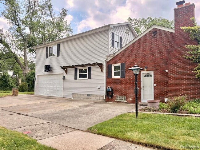 Building Photo - 2111 Earlmont Rd