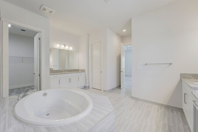 Building Photo - 9346 Crestview Cir