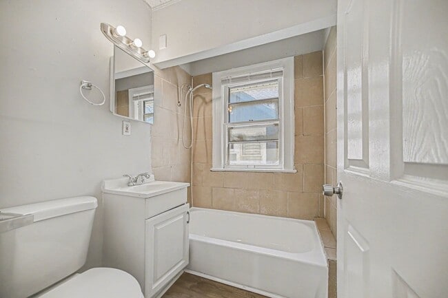 Building Photo - 2 Bed, One Bath House Near UMKC!