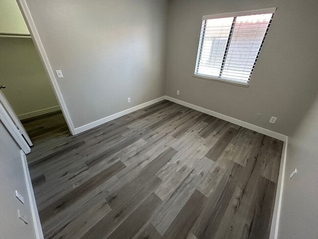 Building Photo - BEAUTIFUL 2 BED 2 BATH SECOND FLOOR CENTRAL LAS VEGAS CONDO