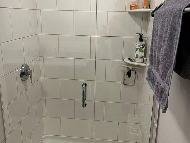 Building Photo - "Charming 3-Bed, 2-Bath Gem in Portland's Heart – Spacious 1350 Sq Ft Living!"