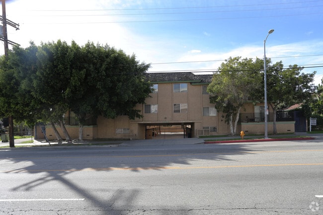 Building Photo - 1633 Bundy Dr