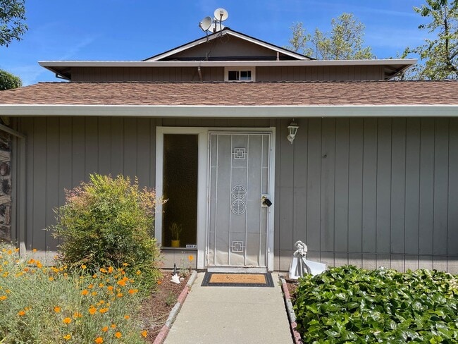 Building Photo - Spacious 2 Bedroom, 1 Bath Apartment w/ 1 Car Covered parking and onsite laundry