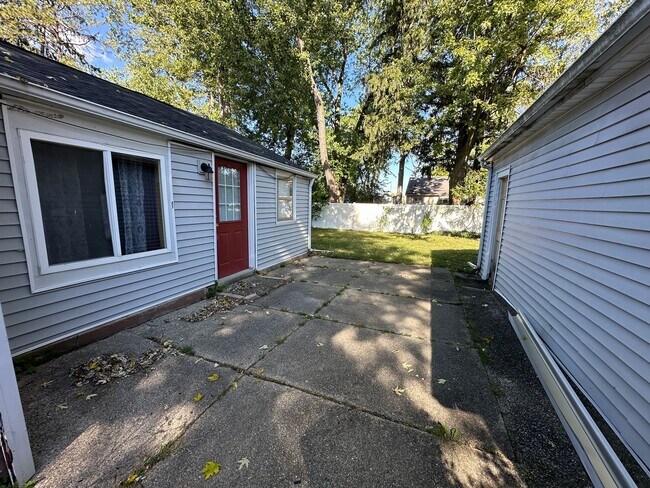 Building Photo - 1922 W Washington- Single Family Home