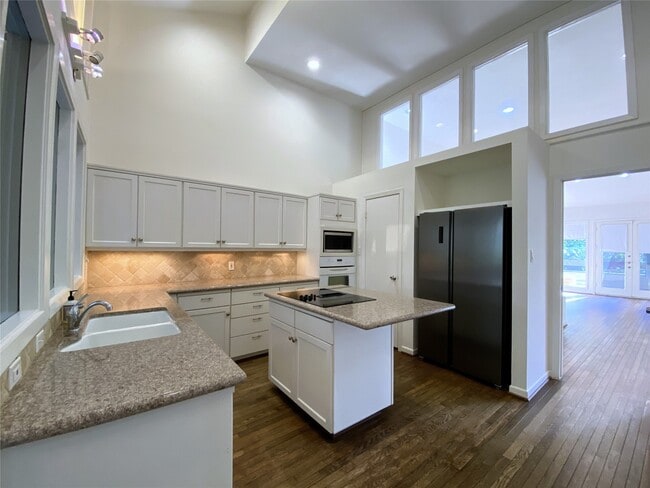 Building Photo - 5003 Yoakum Blvd