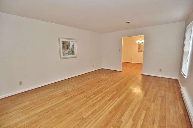Building Photo - Waterfront Ranch Home - Excellent School Z...