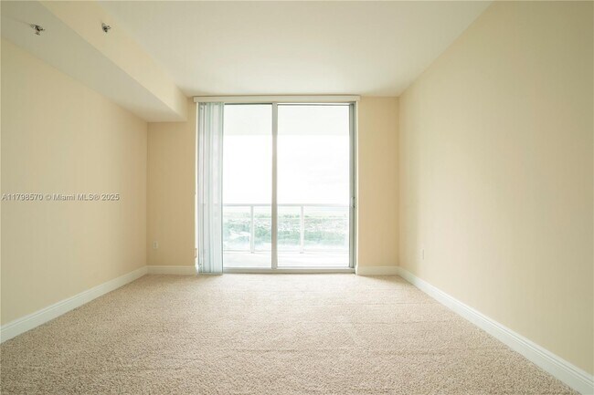 Building Photo - 2681 N Flamingo Rd