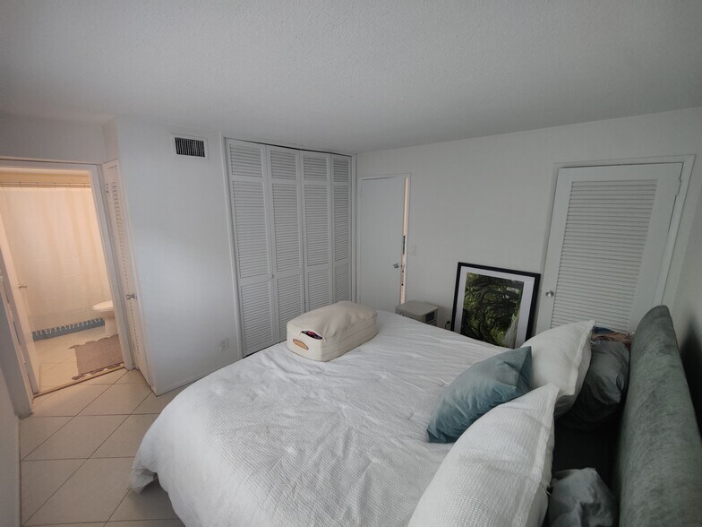 Building Photo - 301 E Royal Palm Rd