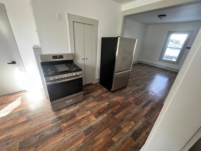 Building Photo - 40 Garnet St