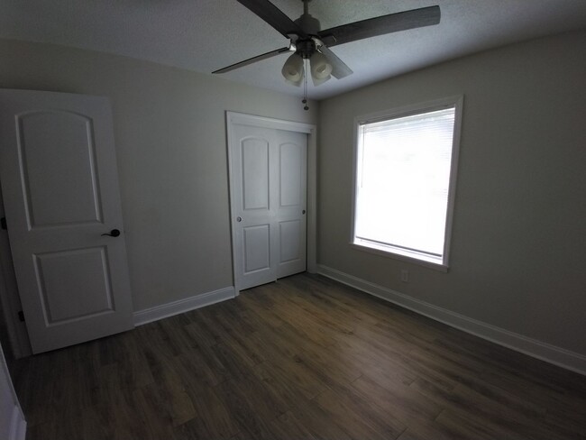 Building Photo - 413 Parkview Ave