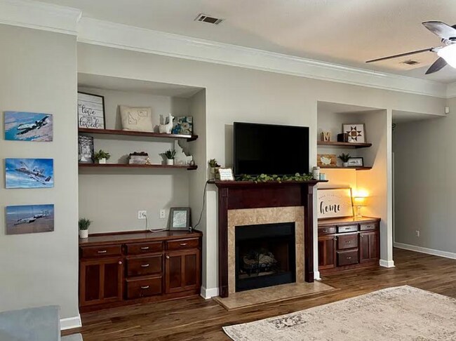 Building Photo - Spacious 4BR Home with Fireplace, Screened Porch & Privacy-Fenced Yard