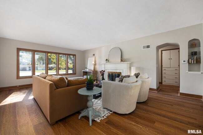 Building Photo - 205 W Glen Ave